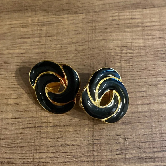 *Vintage* Monet Knot Black Enamel & Gold Tone Clip Earrings- Excellent Condition - Picture 1 of 4